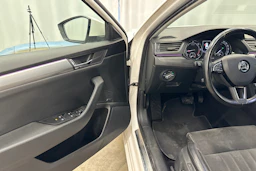 valkoinen Skoda Superb 2017 kuva 15.