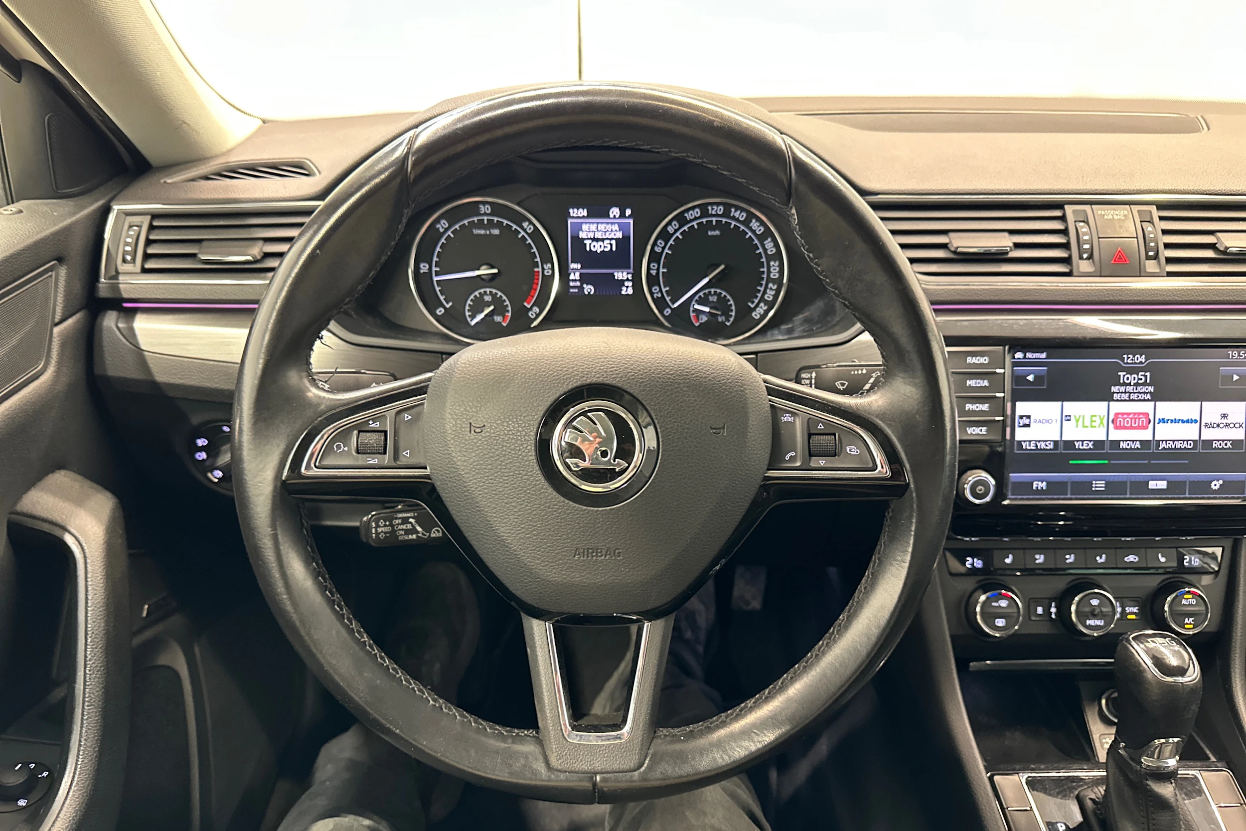 valkoinen Skoda Superb 2017 kuva 16.