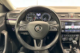 valkoinen Skoda Superb 2017 kuva 16.