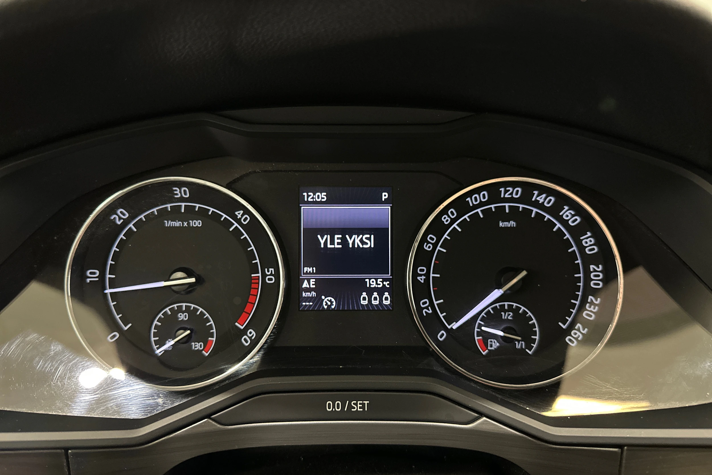 valkoinen Skoda Superb 2017 kuva 17.
