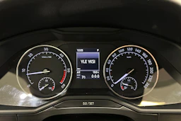 valkoinen Skoda Superb 2017 kuva 17.