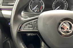 valkoinen Skoda Superb 2017 kuva 19.