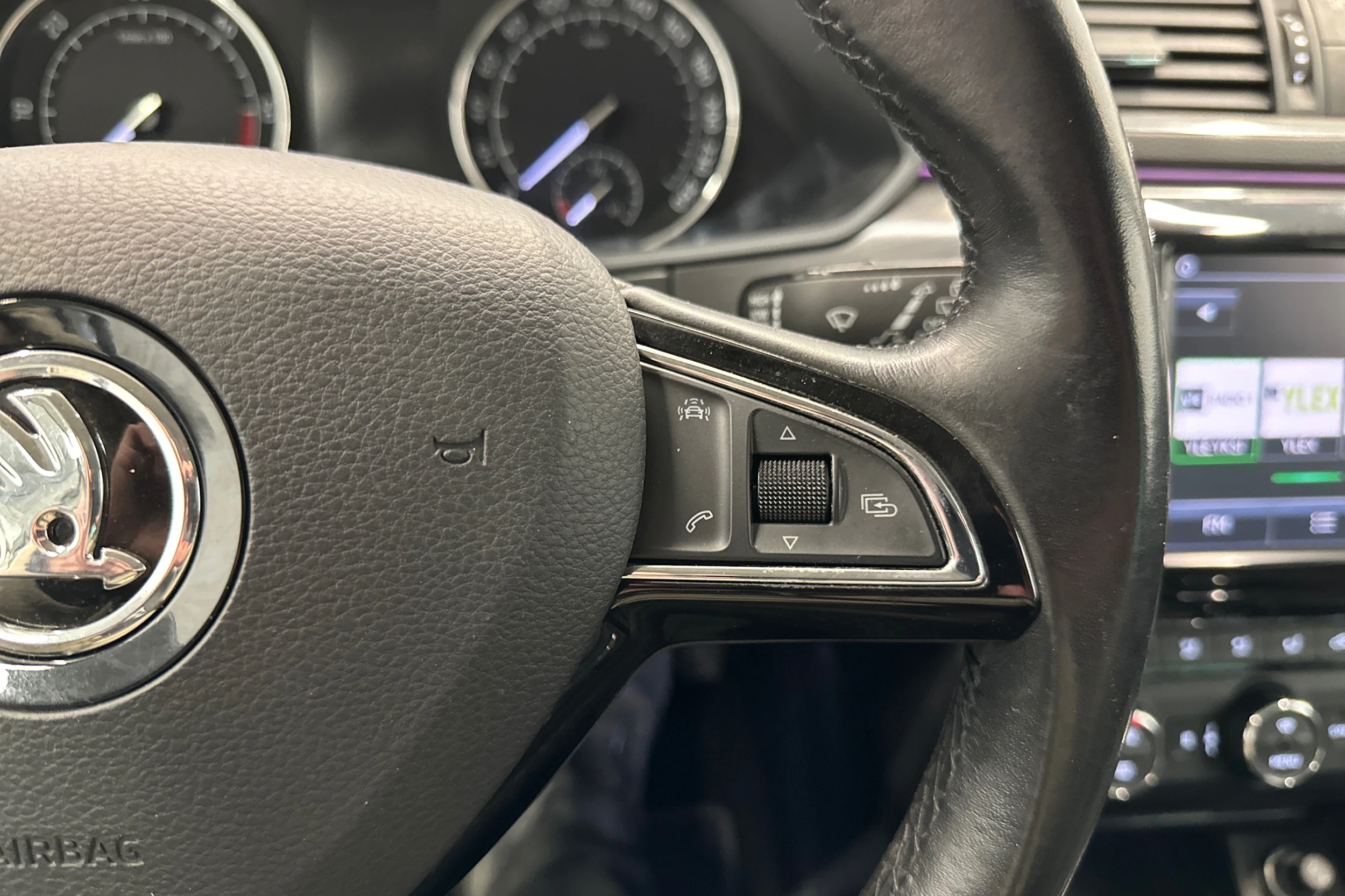 valkoinen Skoda Superb 2017 kuva 20.