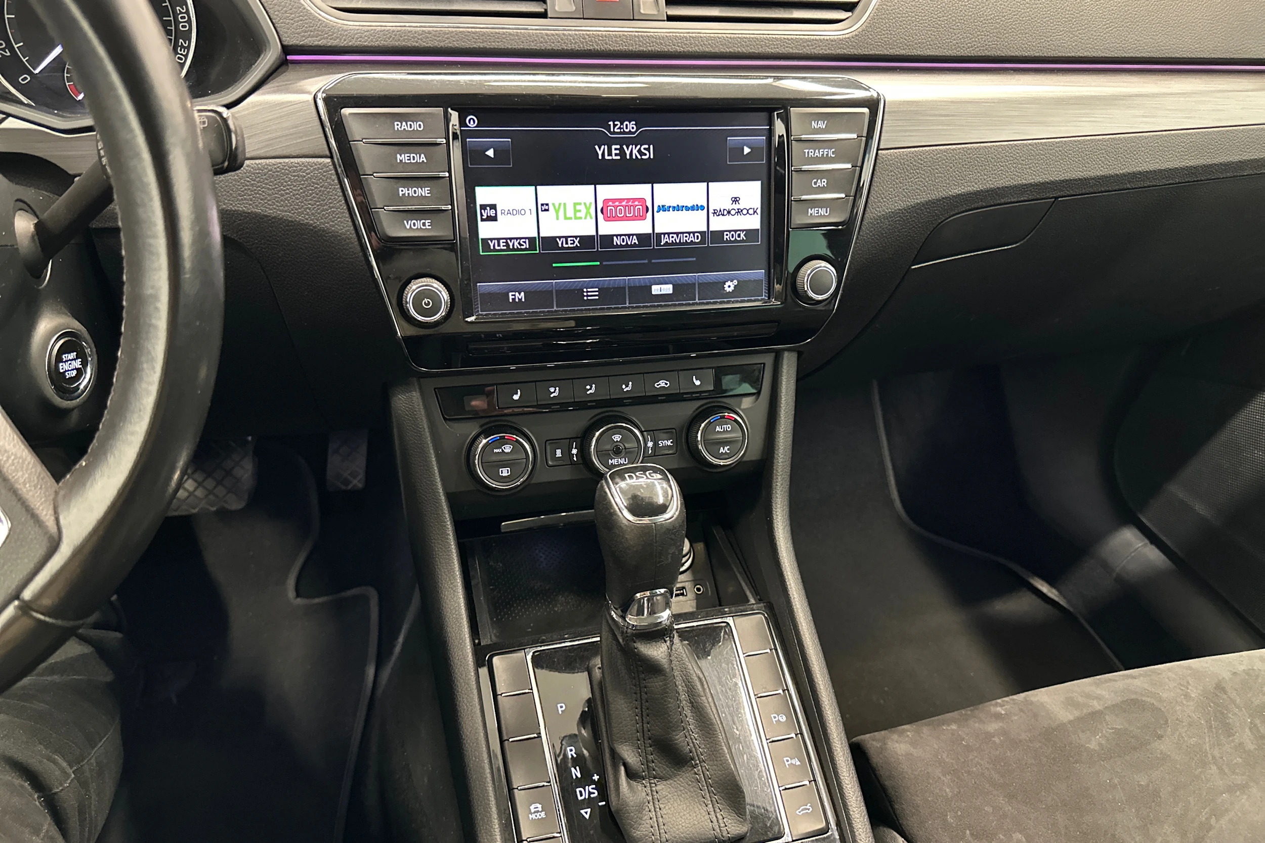 valkoinen Skoda Superb 2017 kuva 22.