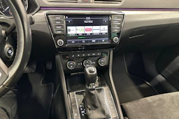valkoinen Skoda Superb 2017 kuva 22.