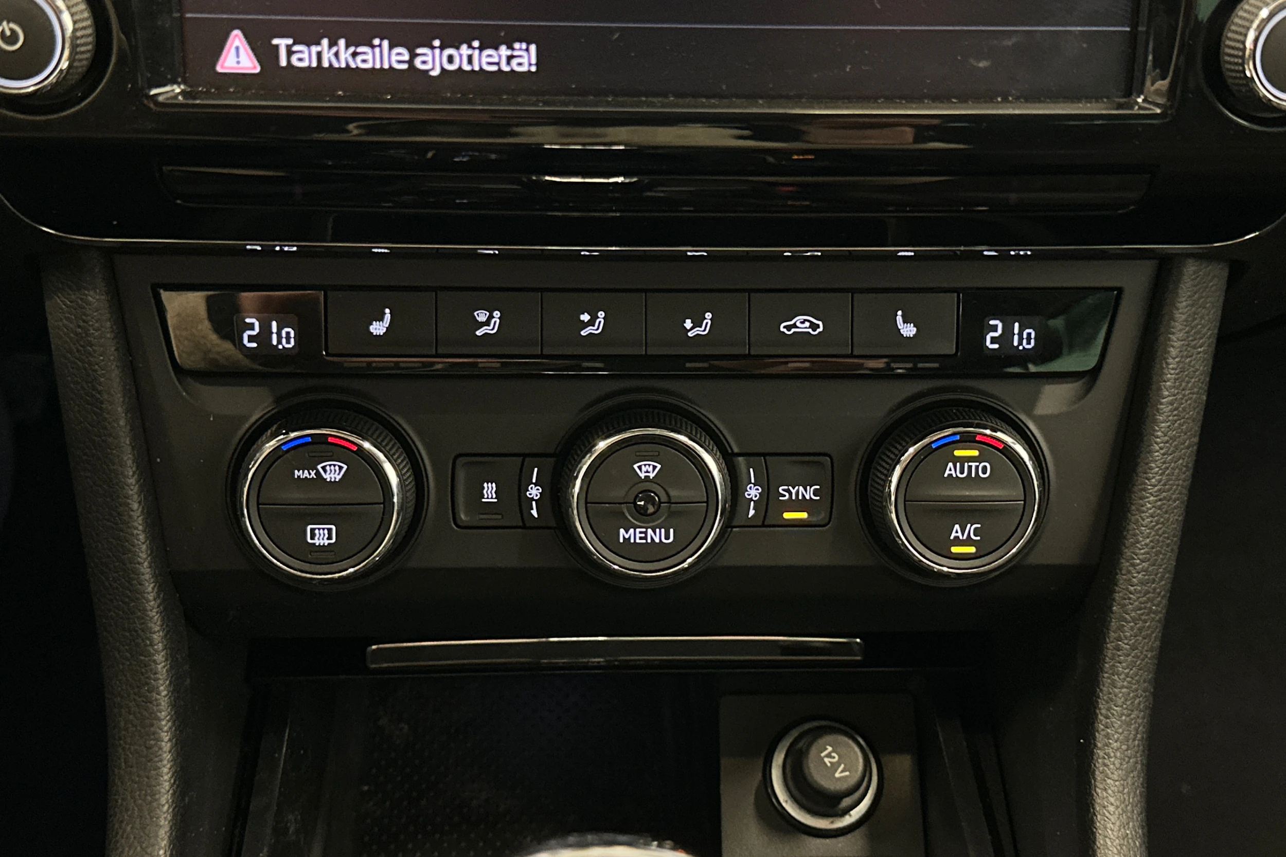valkoinen Skoda Superb 2017 kuva 25.