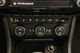 valkoinen Skoda Superb 2017 kuva 25.
