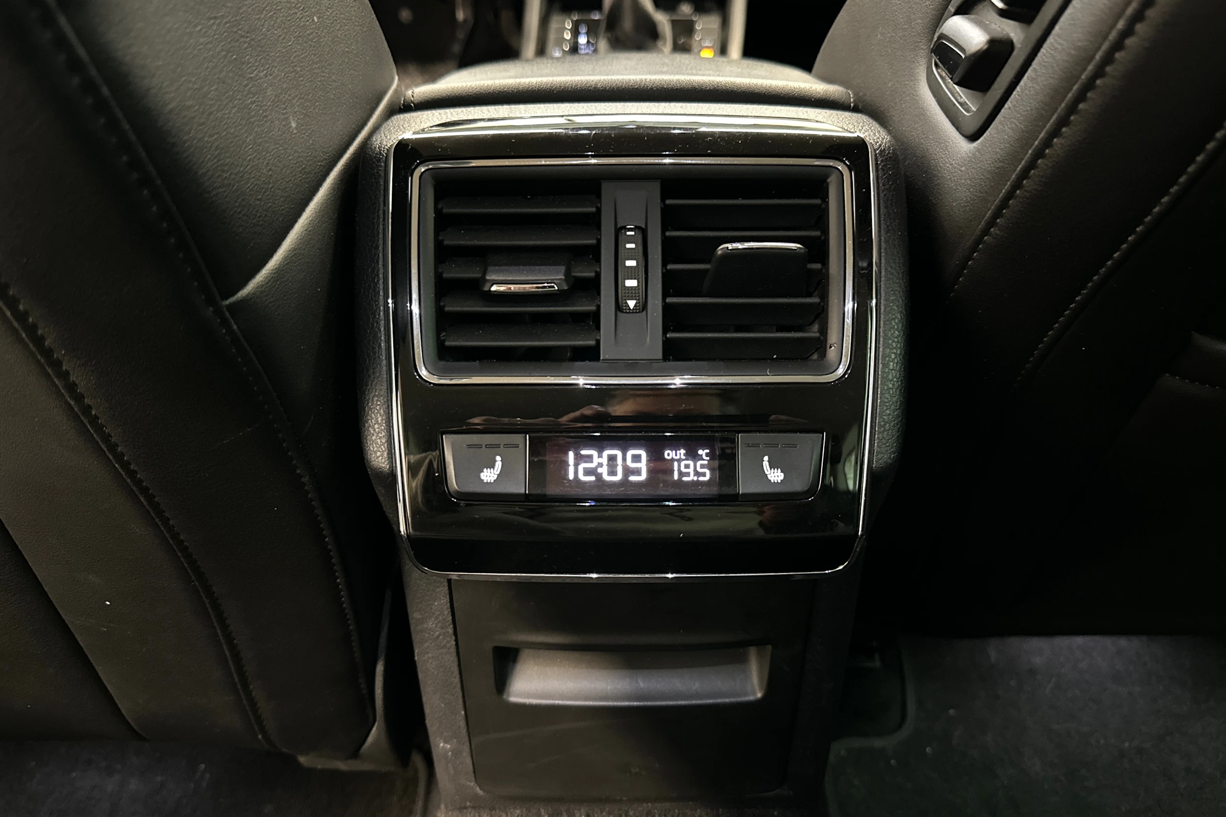 valkoinen Skoda Superb 2017 kuva 28.