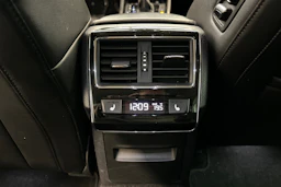 valkoinen Skoda Superb 2017 kuva 28.