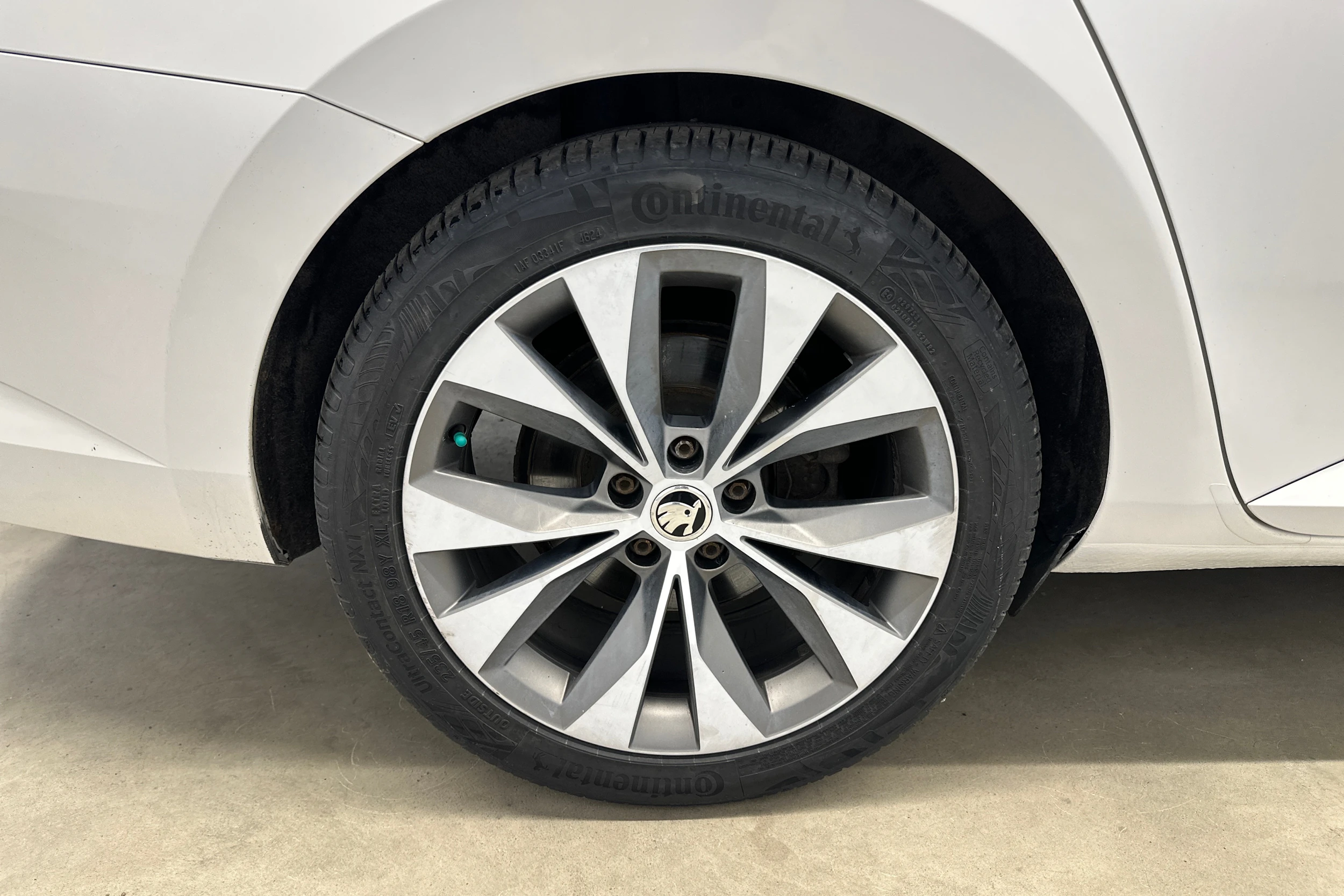 valkoinen Skoda Superb 2017 kuva 30.
