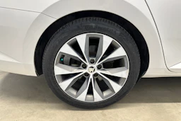 valkoinen Skoda Superb 2017 kuva 30.