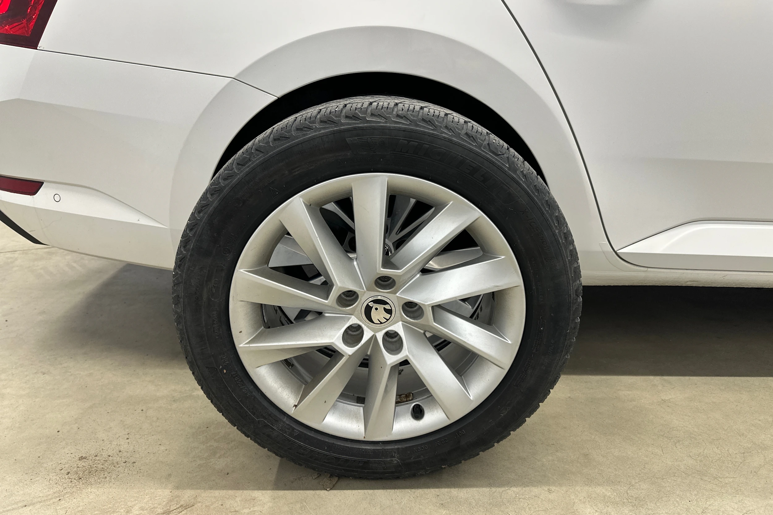 valkoinen Skoda Superb 2017 kuva 31.