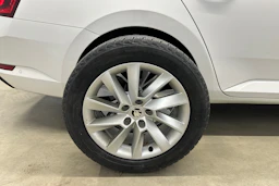 valkoinen Skoda Superb 2017 kuva 31.