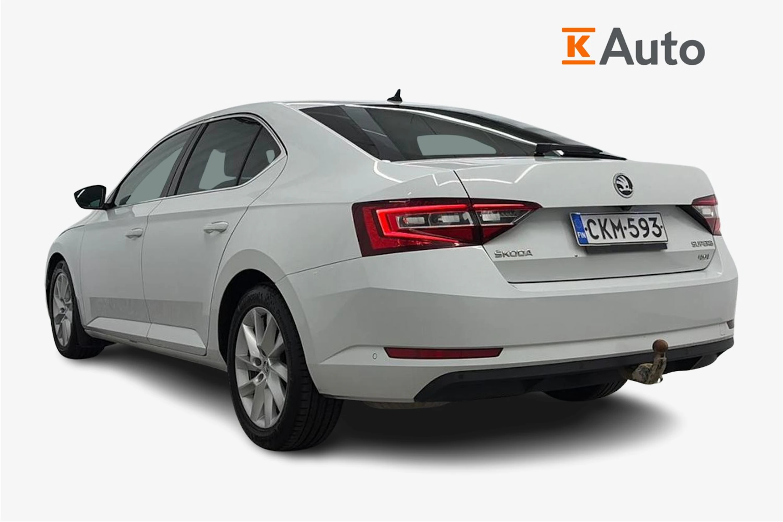 valkoinen Skoda Superb 2017 kuva 2.