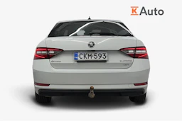 valkoinen Skoda Superb 2017 kuva 3.