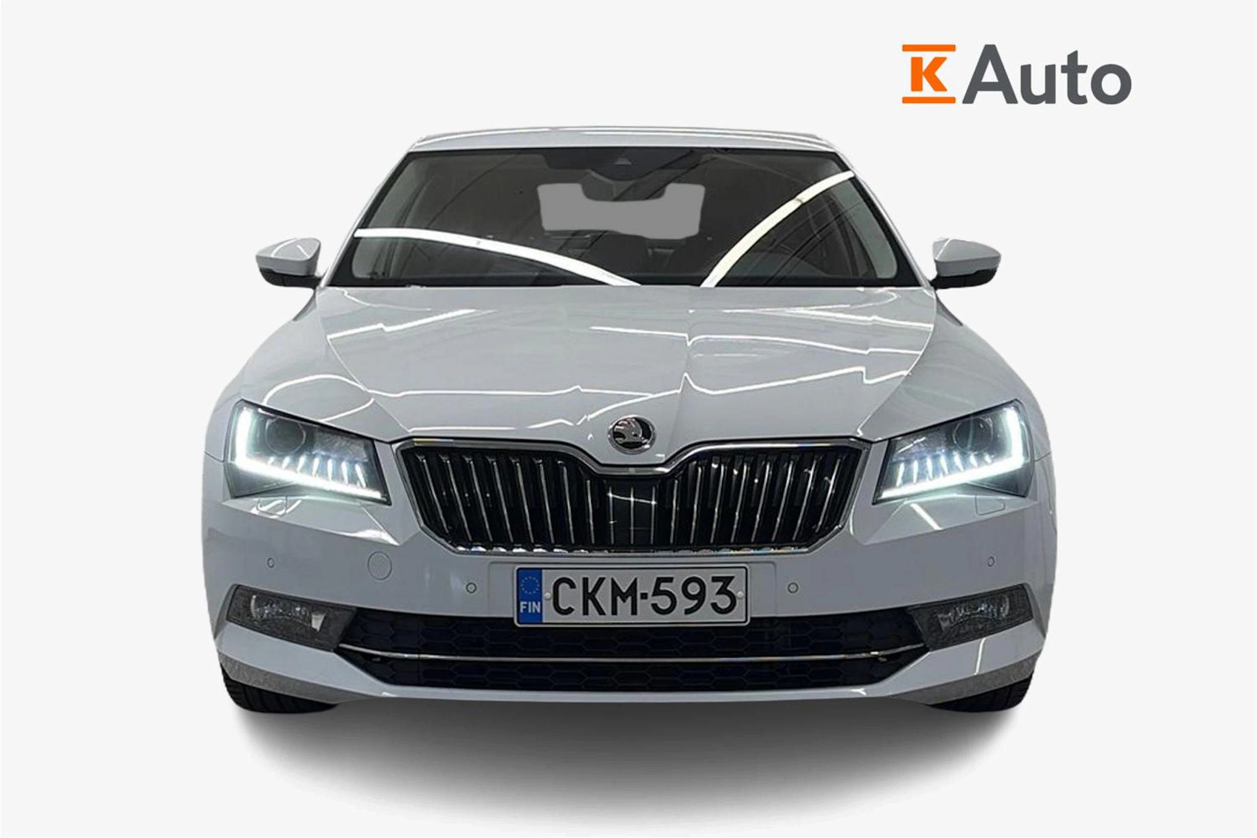 valkoinen Skoda Superb 2017 kuva 4.