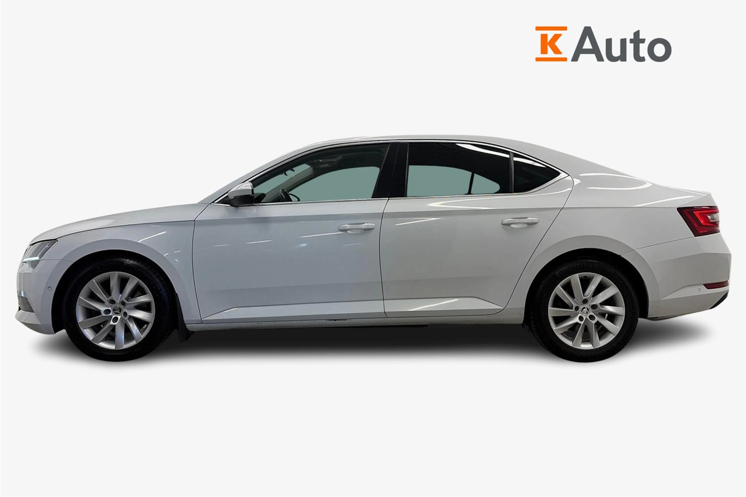 valkoinen Skoda Superb 2017 kuva 5.