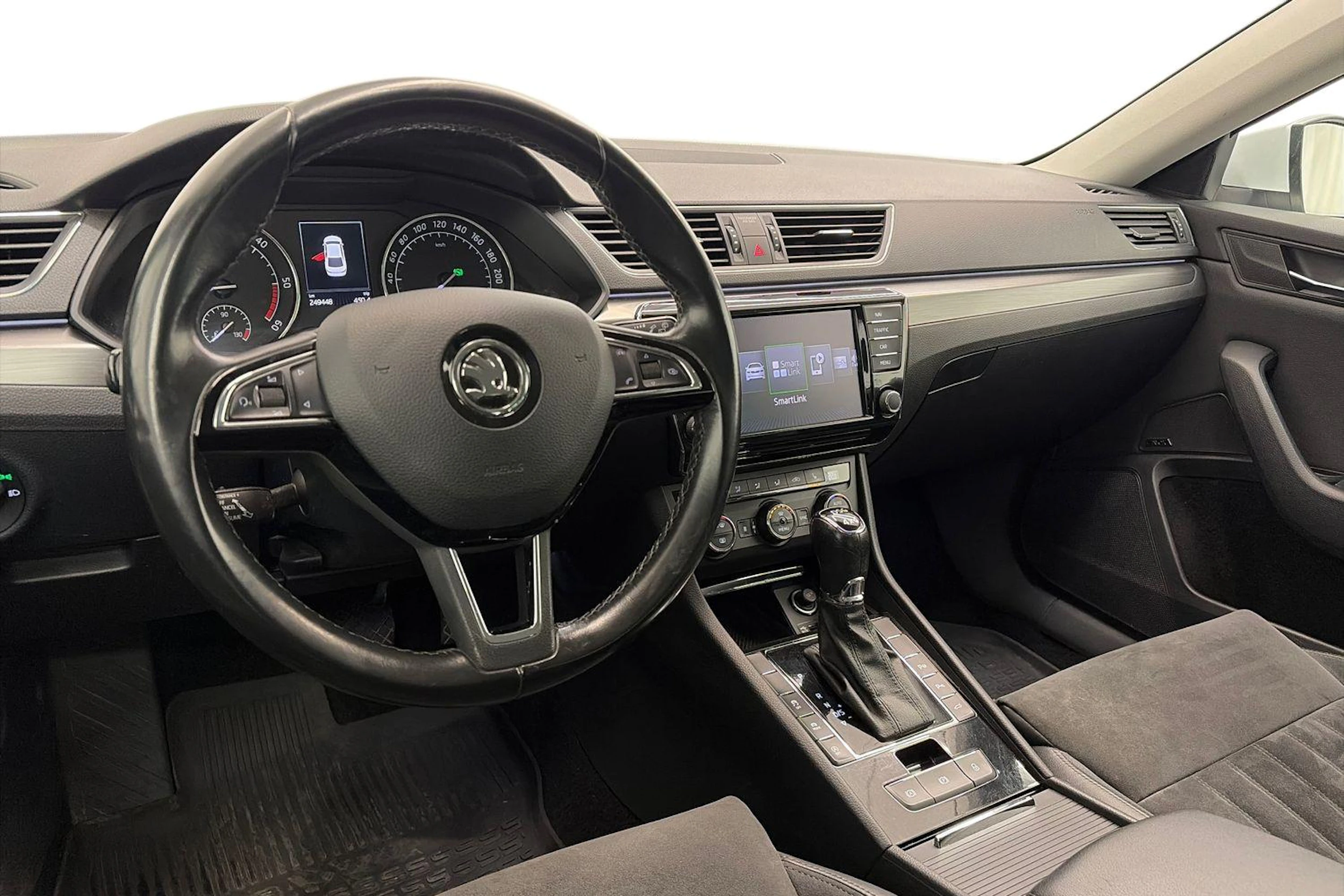 valkoinen Skoda Superb 2017 kuva 6.