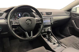 valkoinen Skoda Superb 2017 kuva 6.