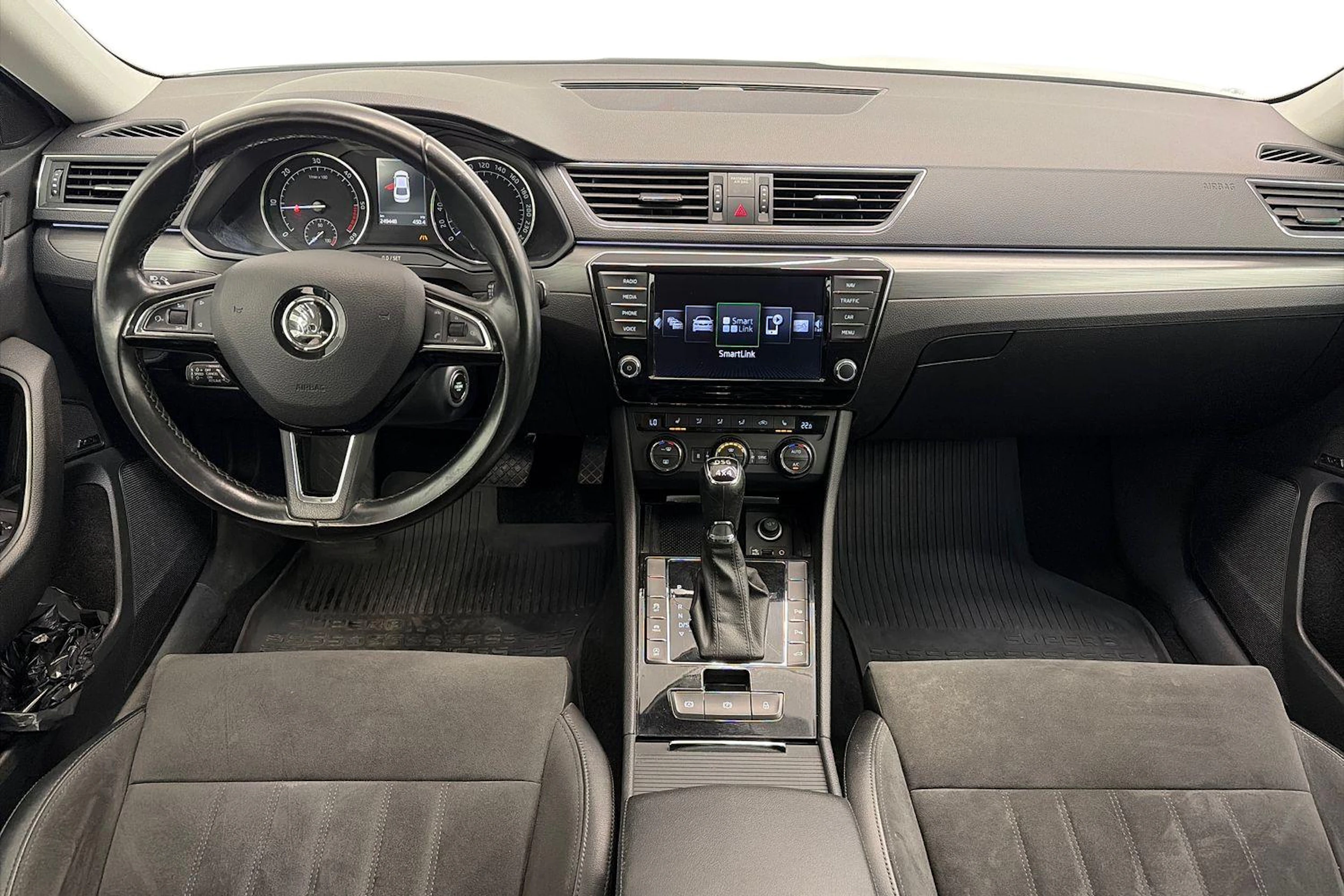 valkoinen Skoda Superb 2017 kuva 7.