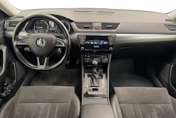 valkoinen Skoda Superb 2017 kuva 7.