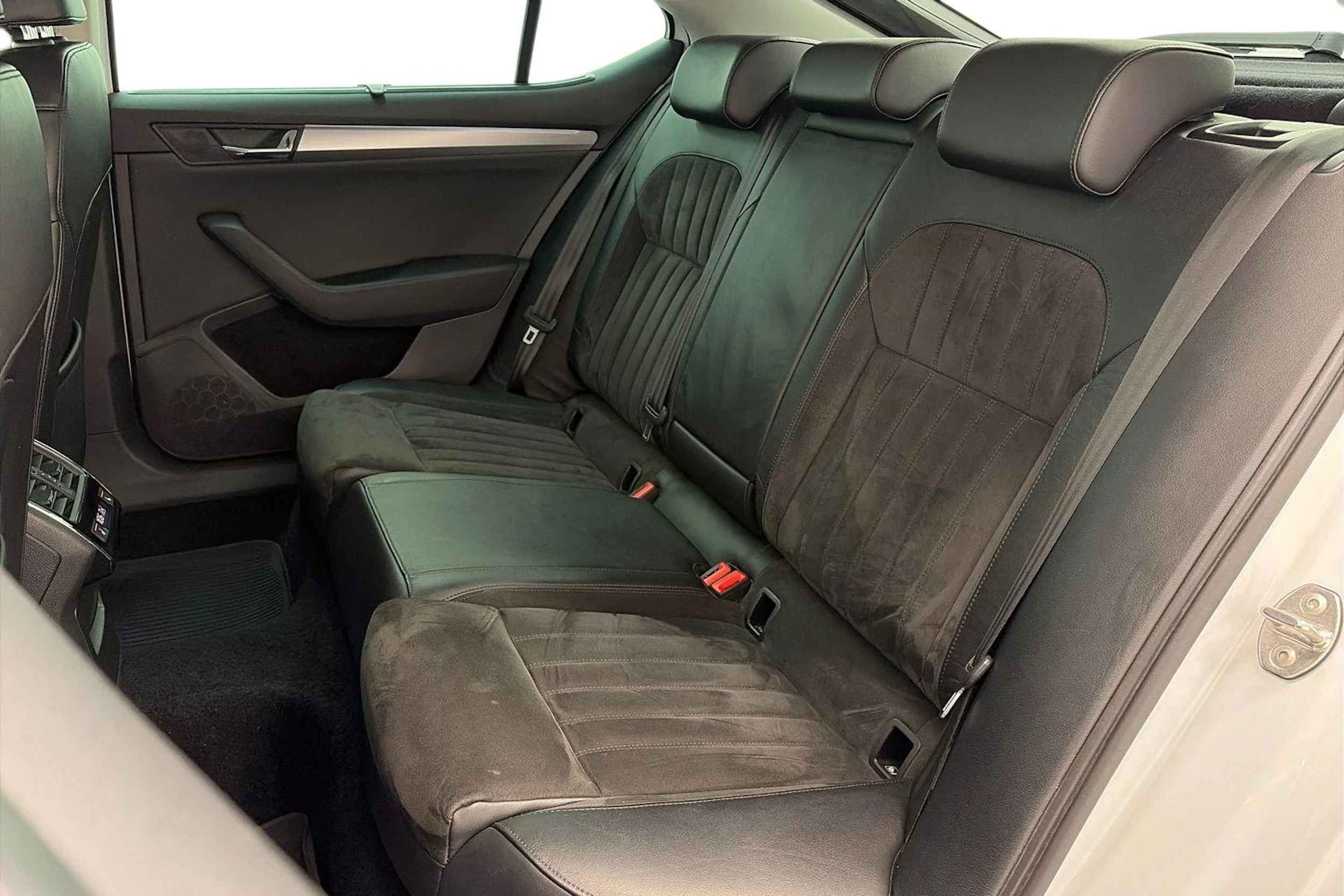 valkoinen Skoda Superb 2017 kuva 8.