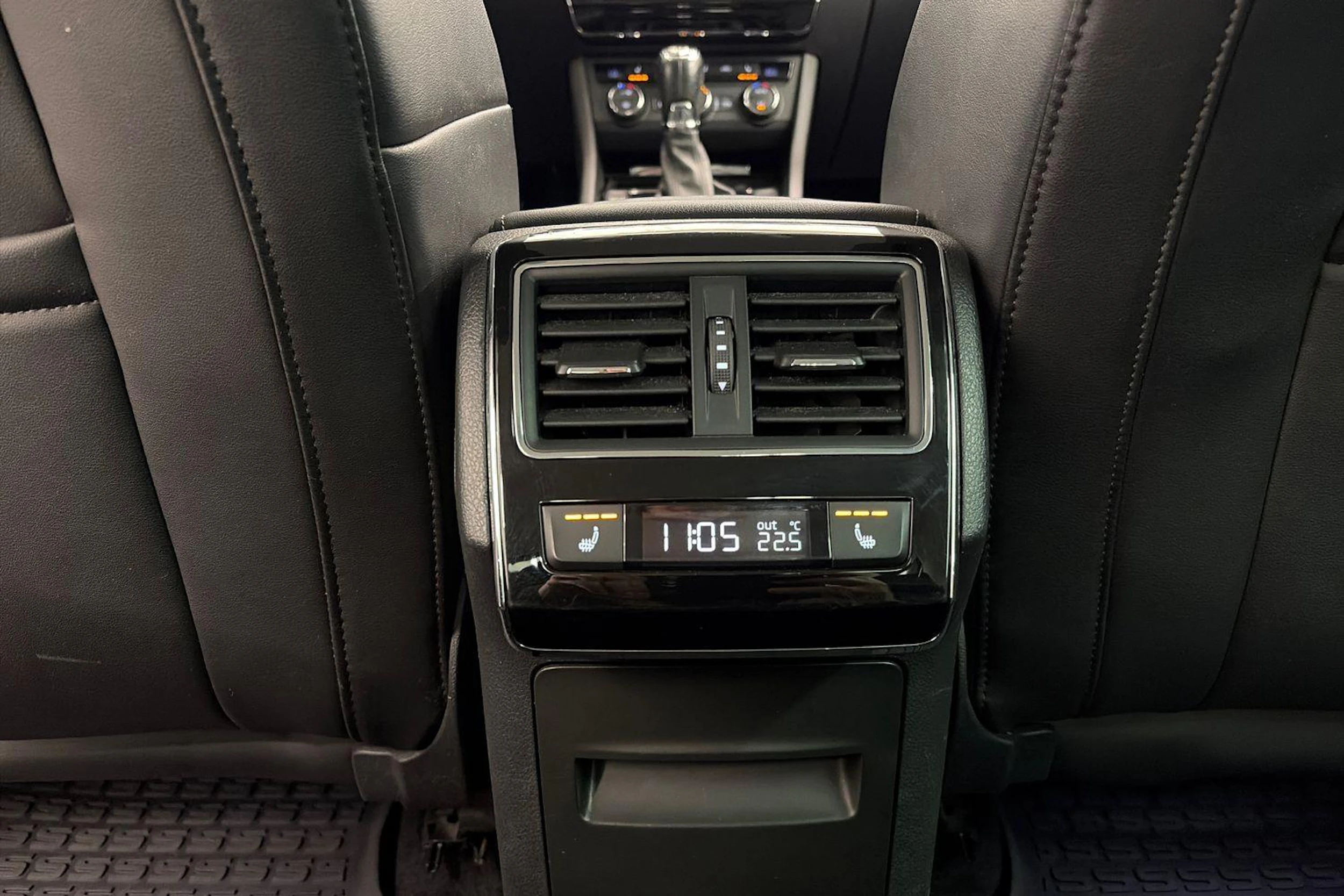valkoinen Skoda Superb 2017 kuva 9.