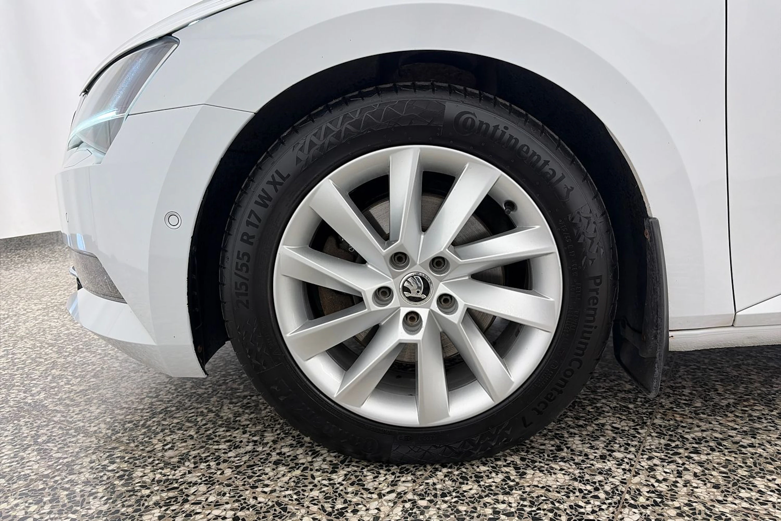 valkoinen Skoda Superb 2017 kuva 10.