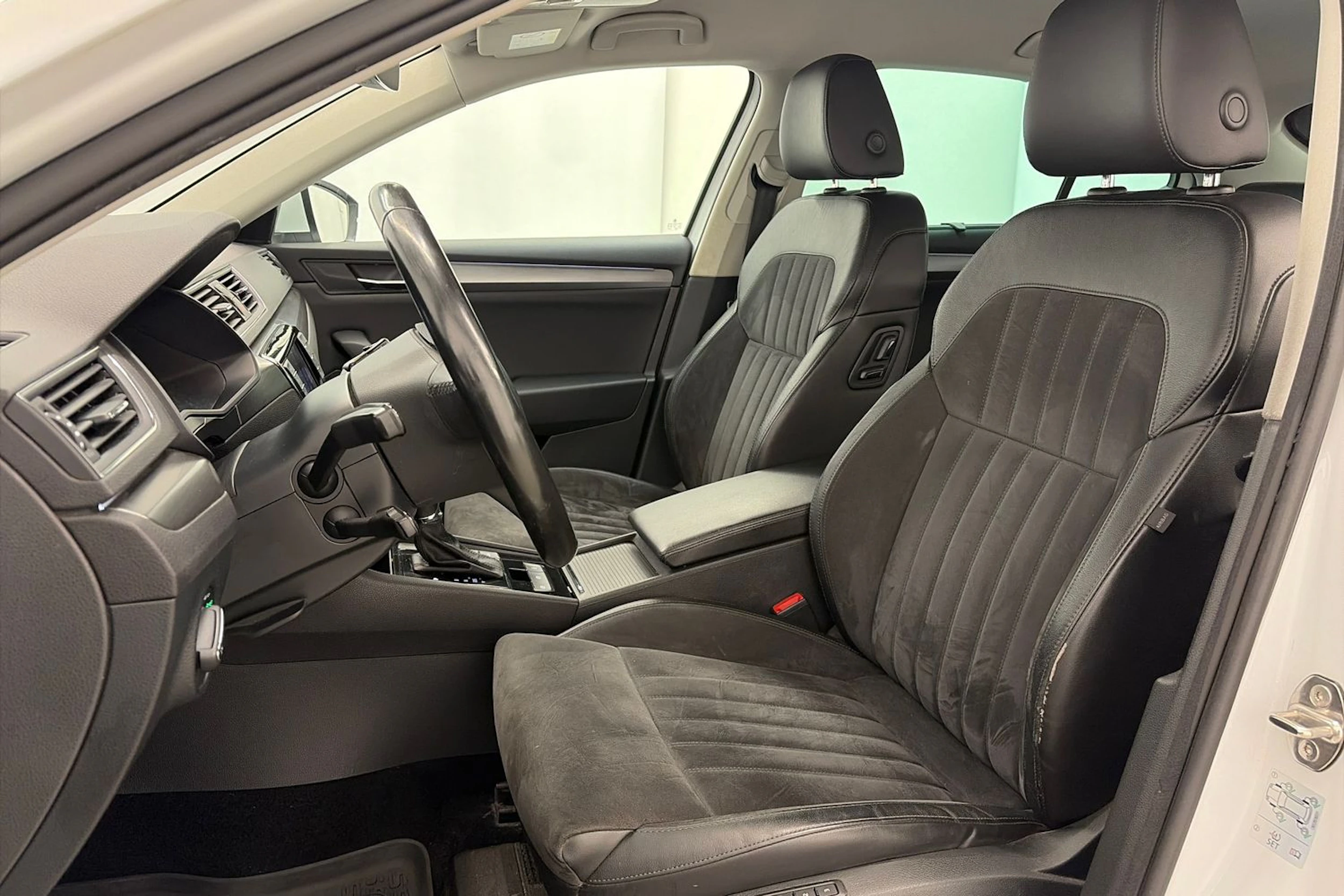 valkoinen Skoda Superb 2017 kuva 15.