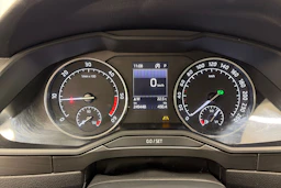 valkoinen Skoda Superb 2017 kuva 19.