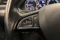 valkoinen Skoda Superb 2017 kuva 20.
