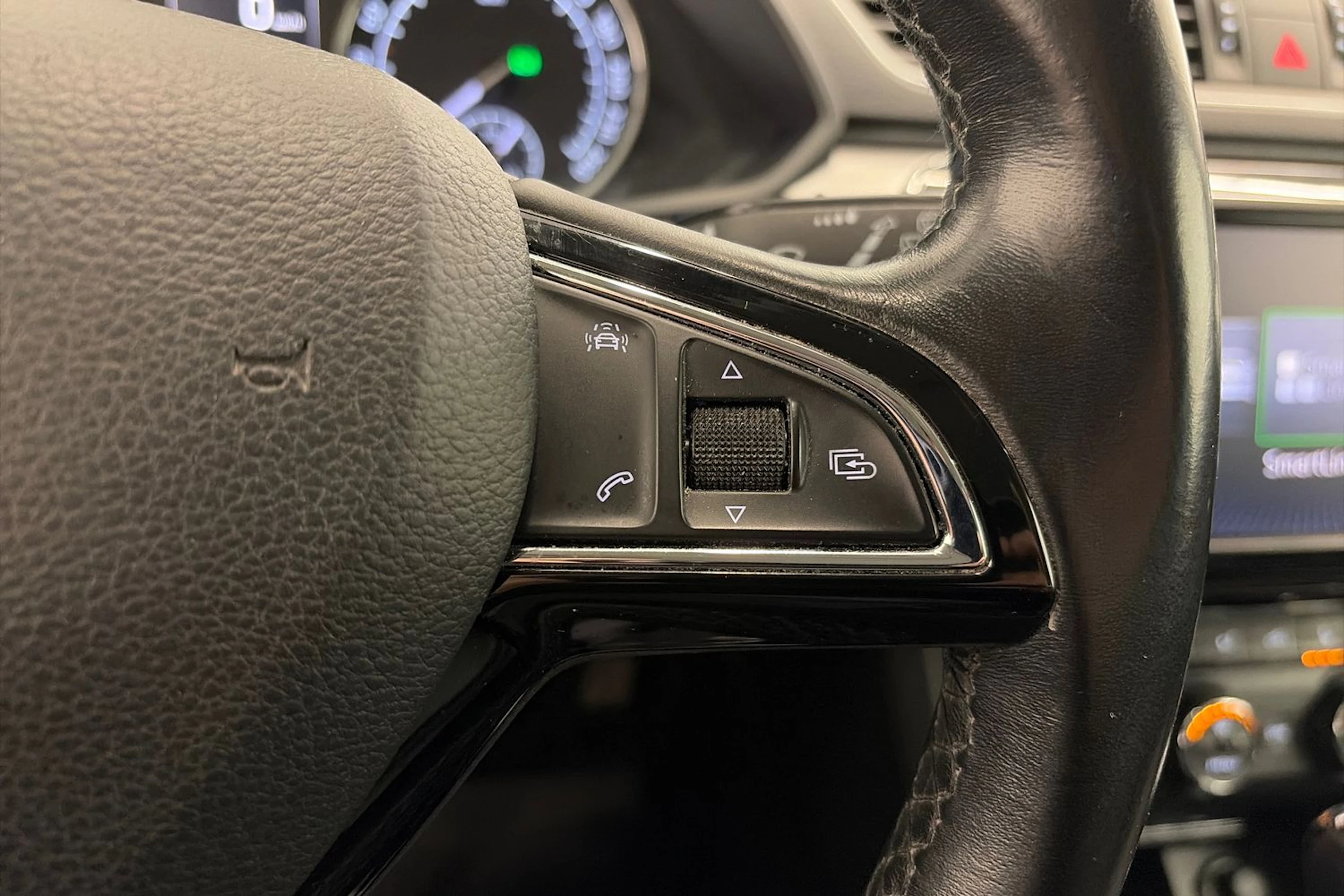 valkoinen Skoda Superb 2017 kuva 21.