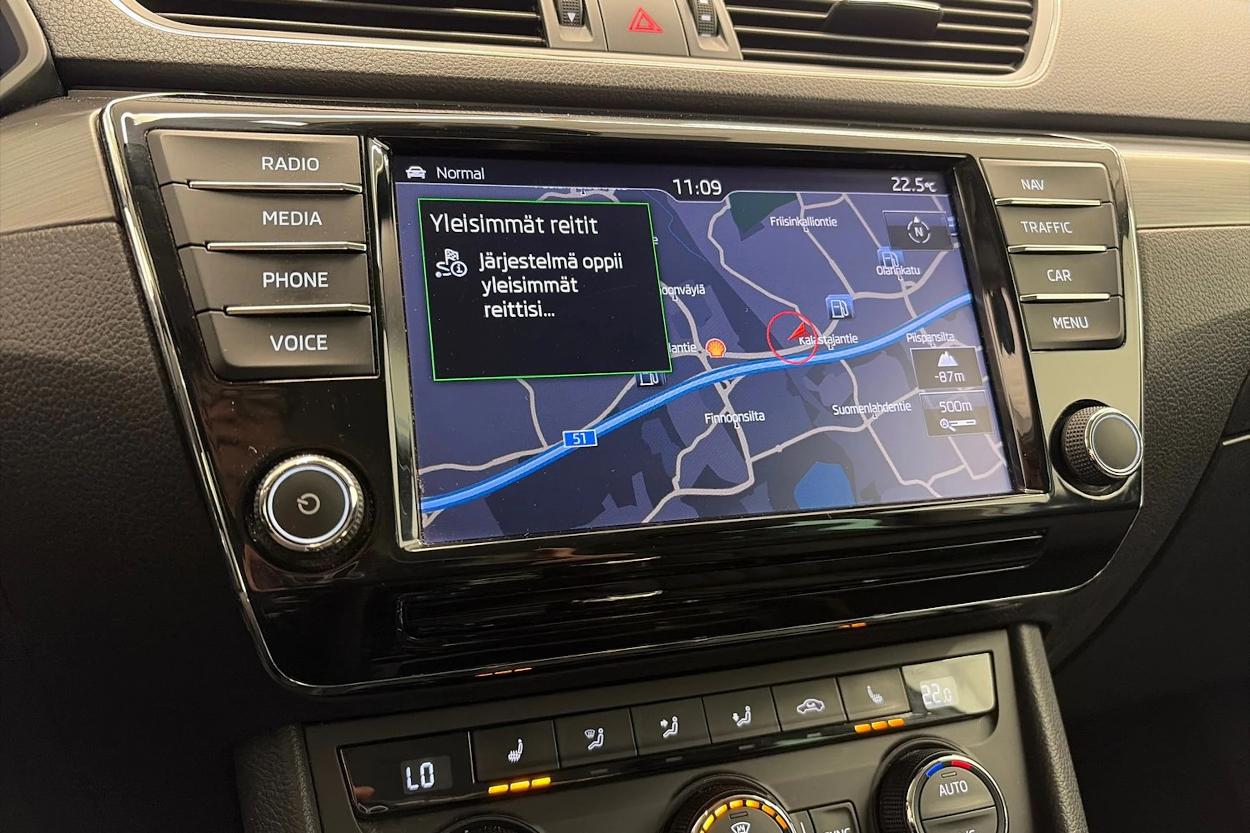 valkoinen Skoda Superb 2017 kuva 23.