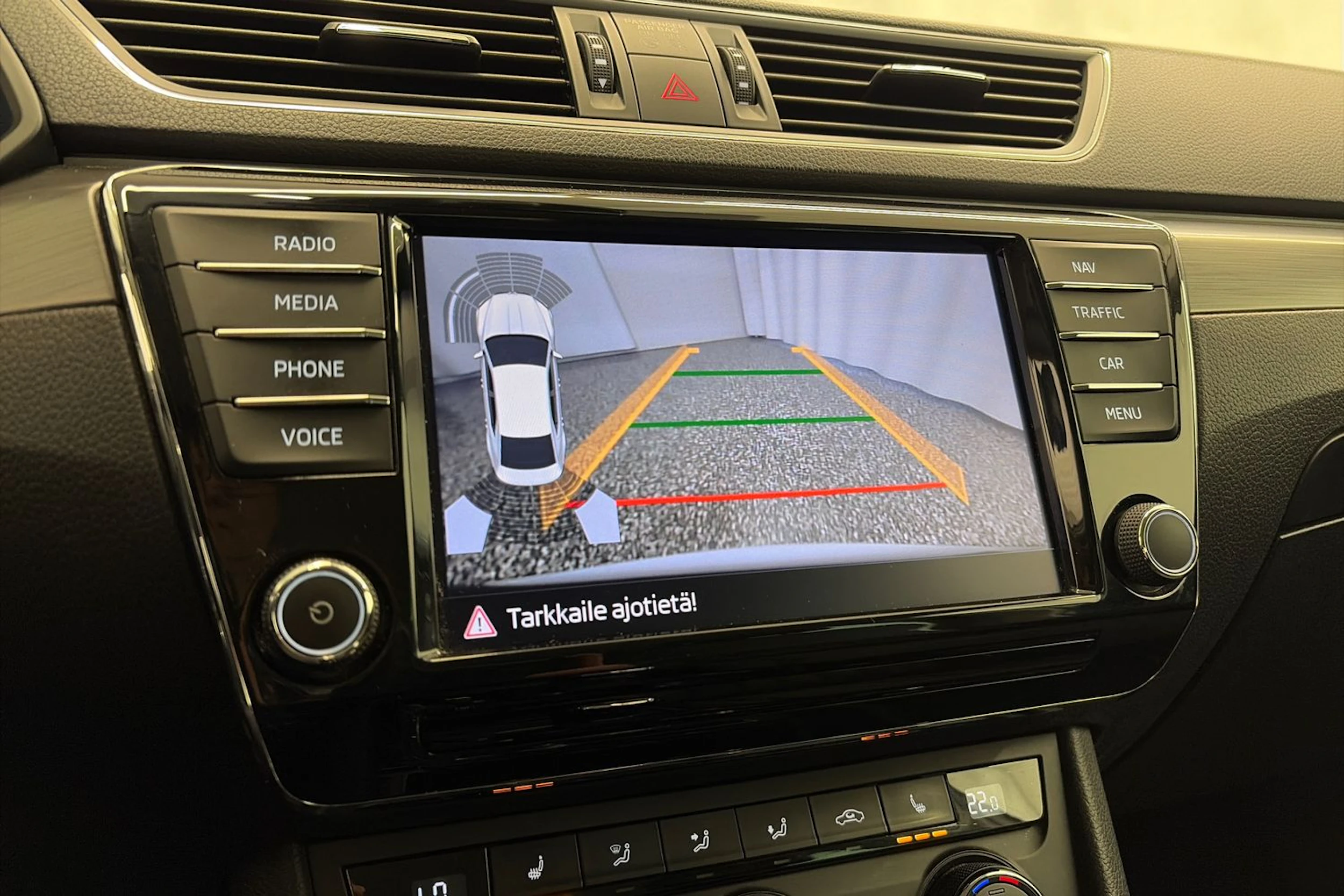 valkoinen Skoda Superb 2017 kuva 24.