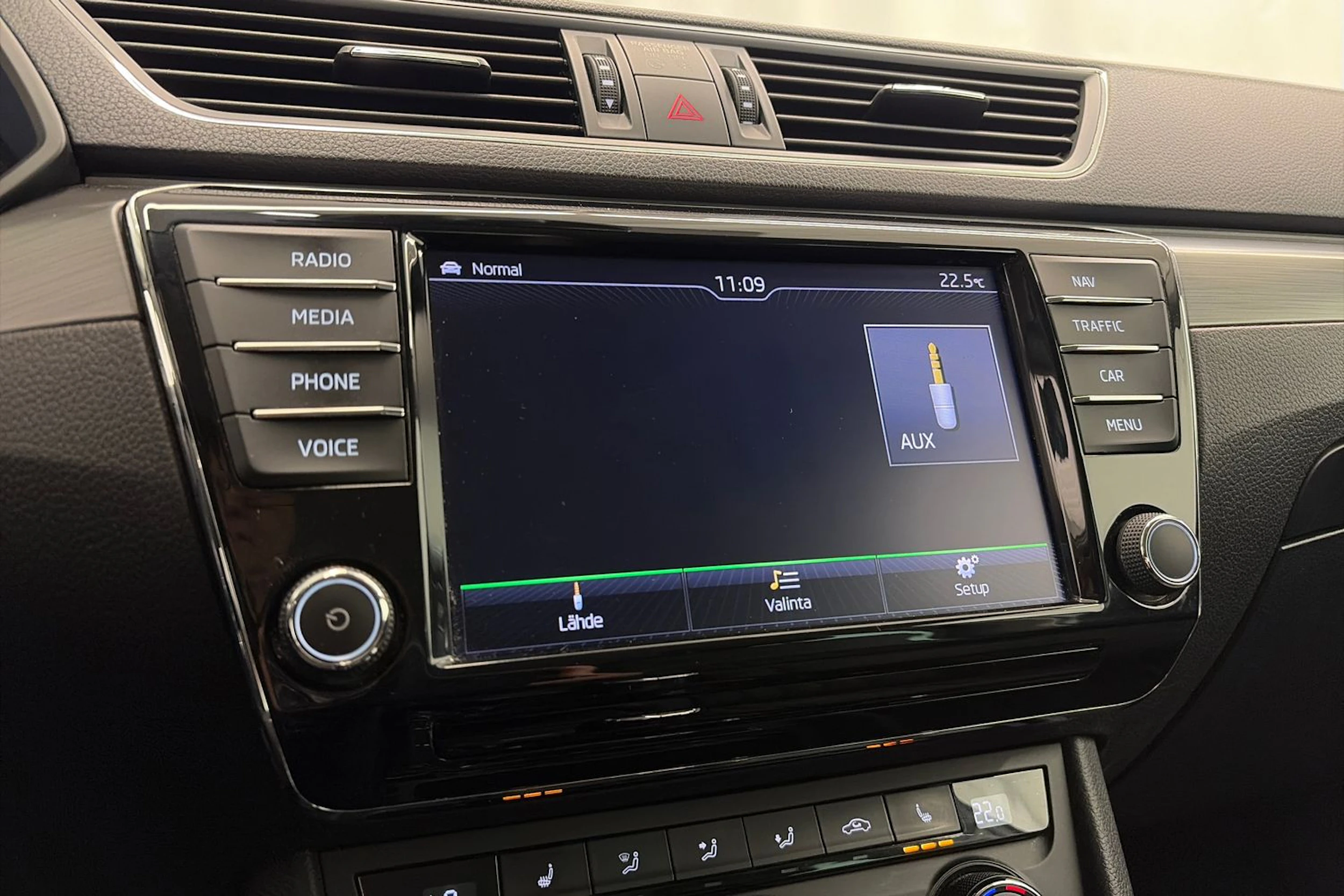 valkoinen Skoda Superb 2017 kuva 25.