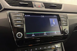 valkoinen Skoda Superb 2017 kuva 25.