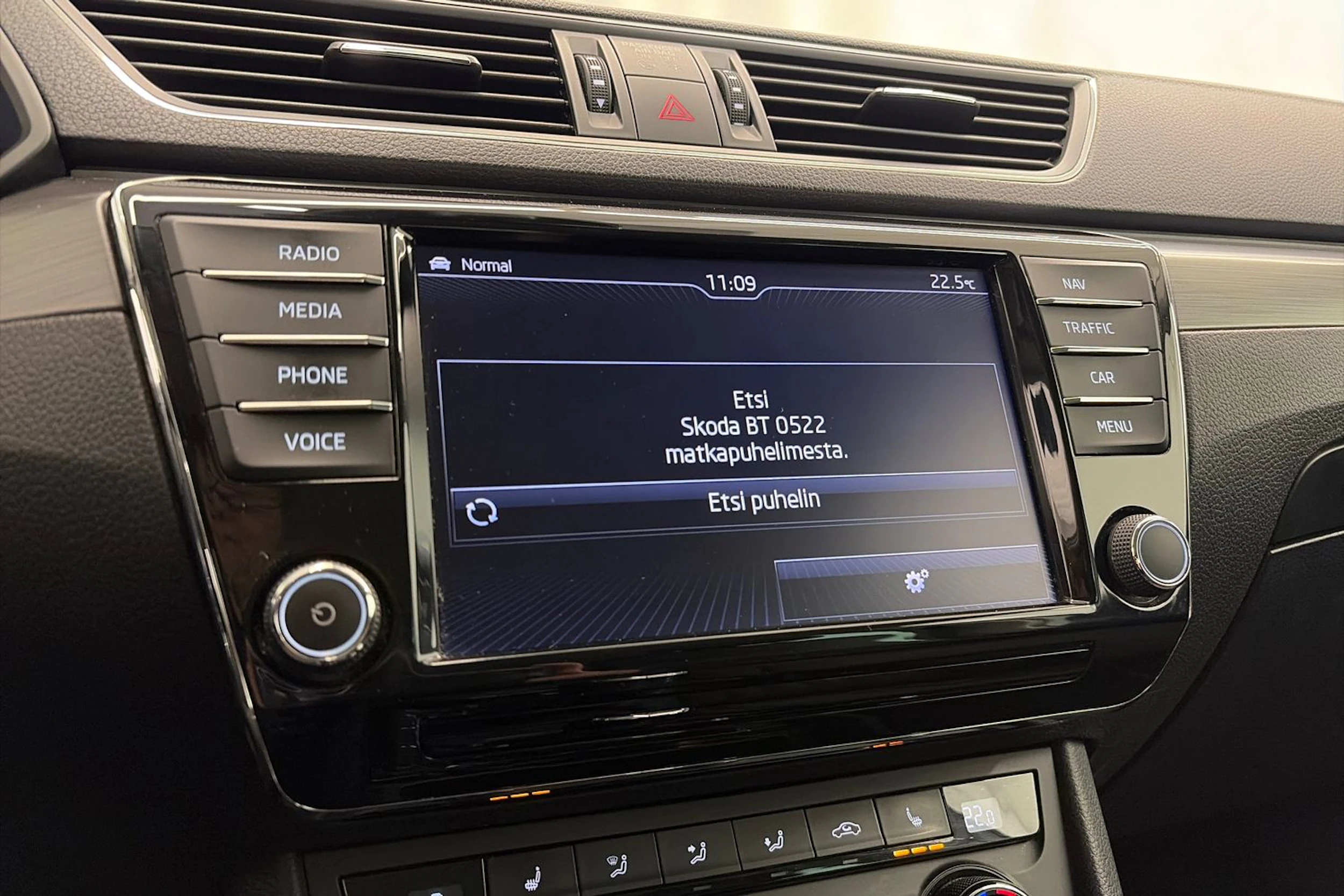 valkoinen Skoda Superb 2017 kuva 26.