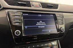 valkoinen Skoda Superb 2017 kuva 26.