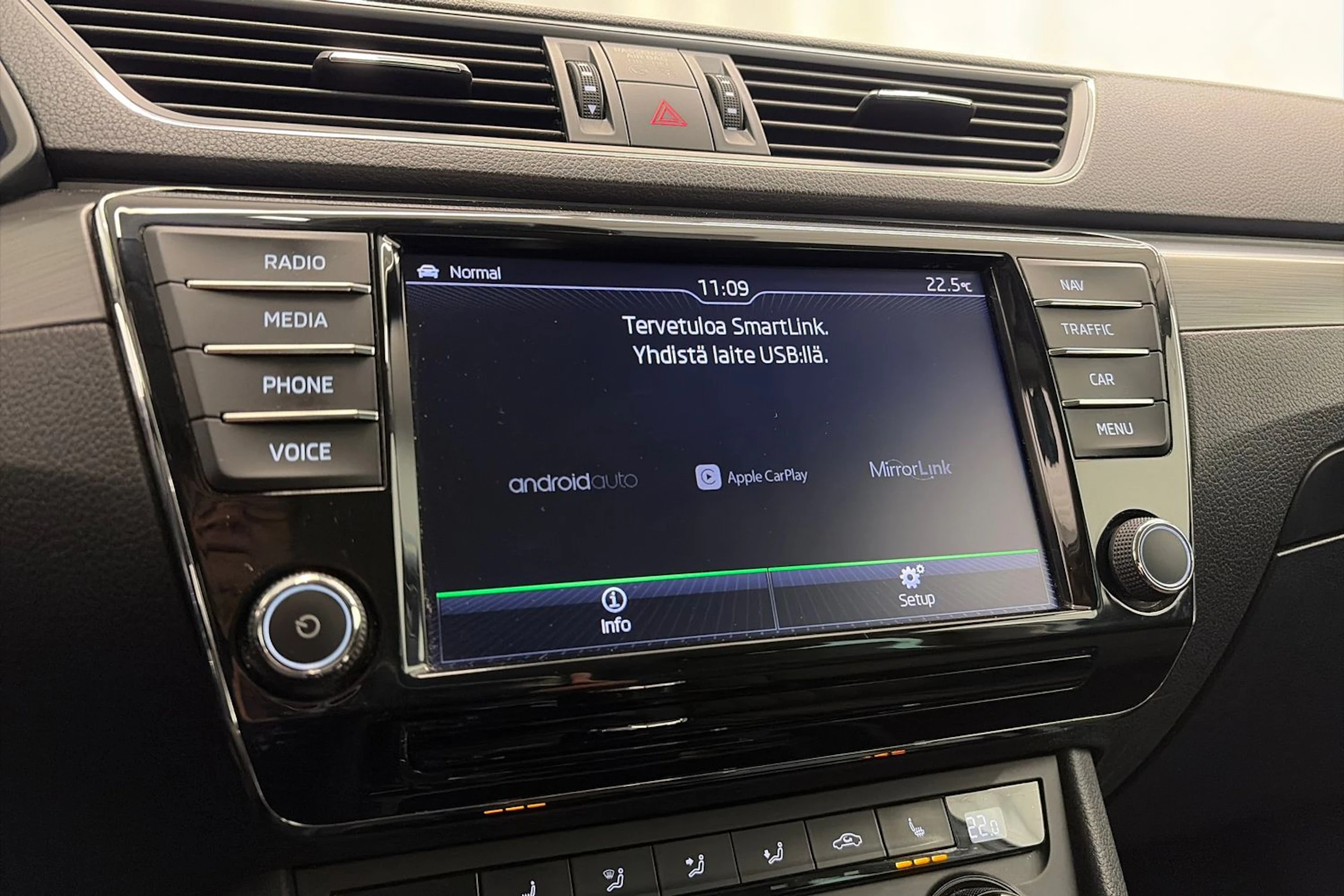 valkoinen Skoda Superb 2017 kuva 27.