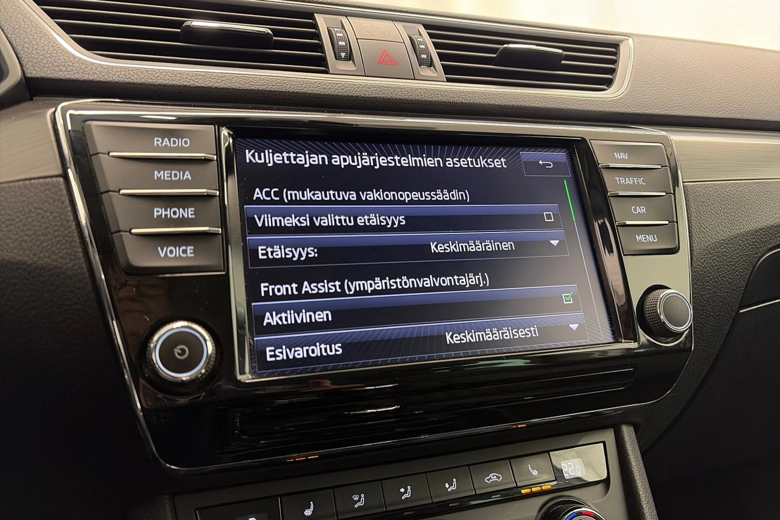 valkoinen Skoda Superb 2017 kuva 28.