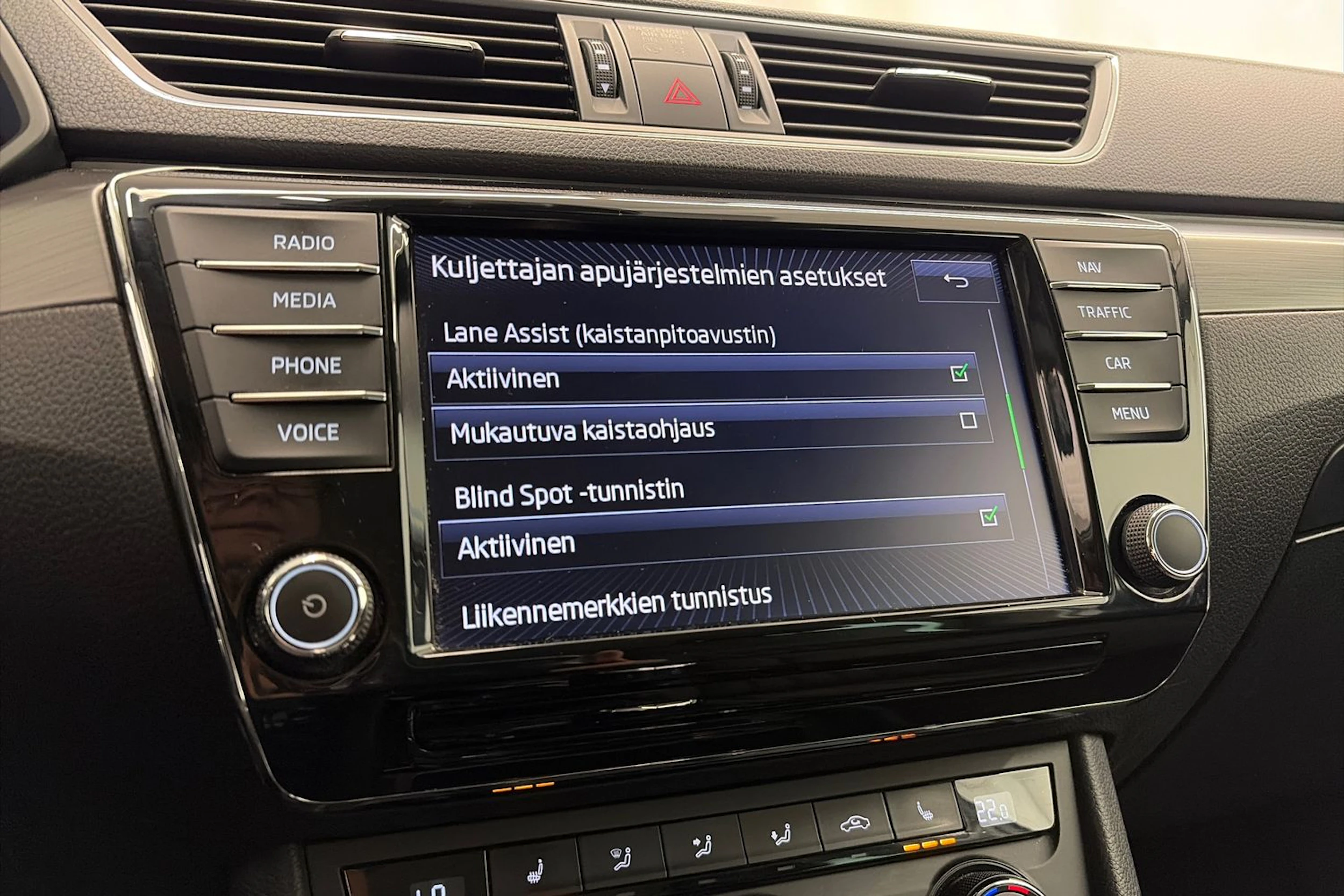 valkoinen Skoda Superb 2017 kuva 29.