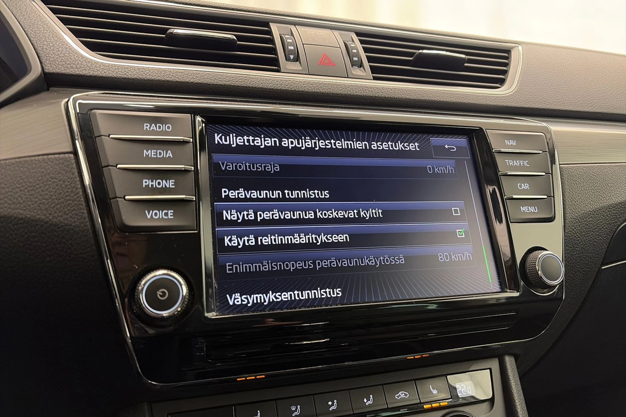 valkoinen Skoda Superb 2017 kuva 30.