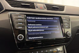 valkoinen Skoda Superb 2017 kuva 30.