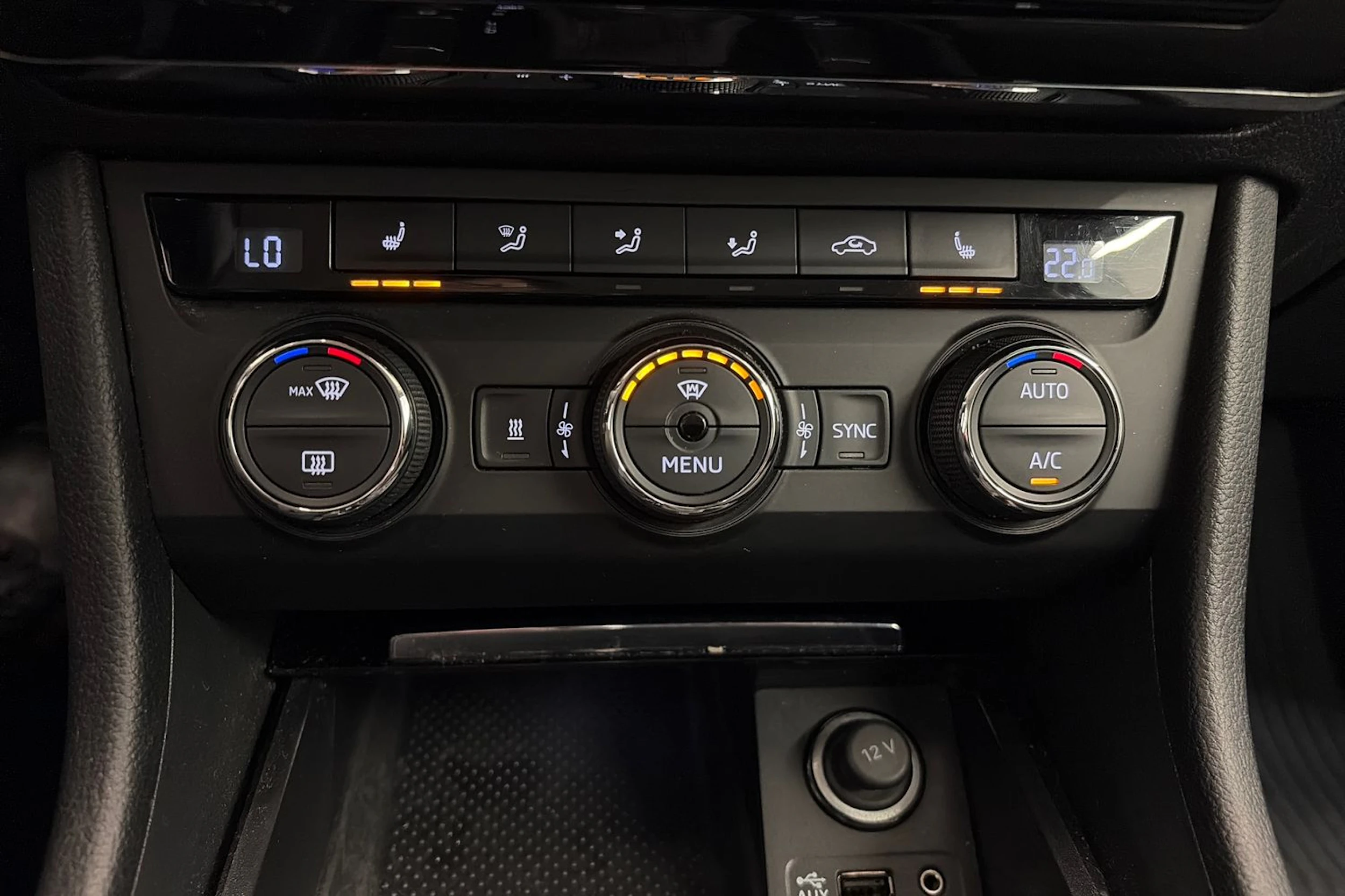 valkoinen Skoda Superb 2017 kuva 31.