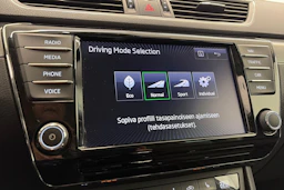 valkoinen Skoda Superb 2017 kuva 32.