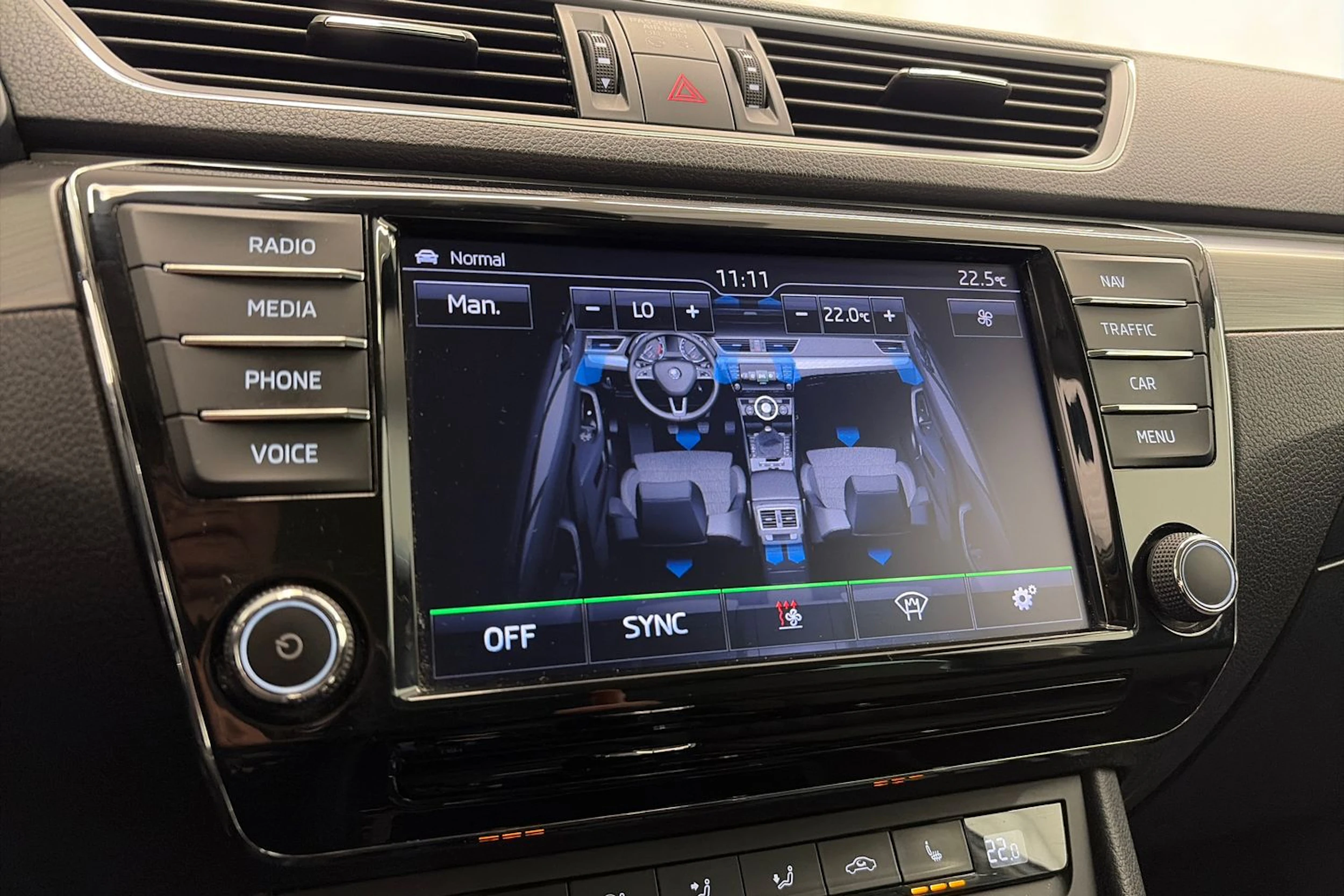 valkoinen Skoda Superb 2017 kuva 33.