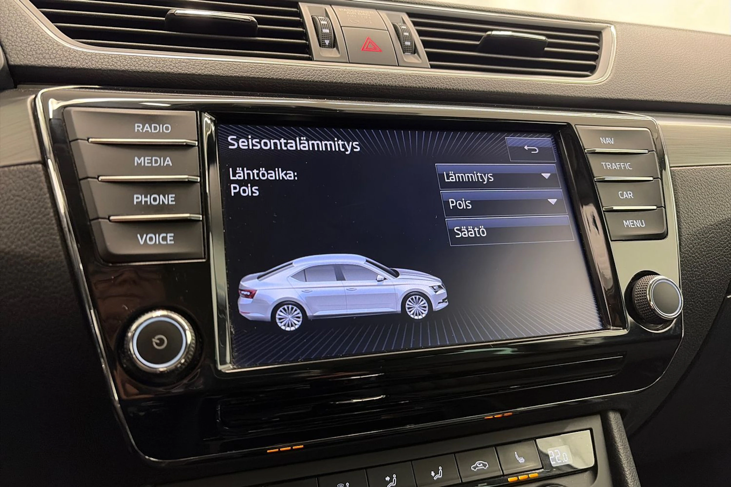 valkoinen Skoda Superb 2017 kuva 34.