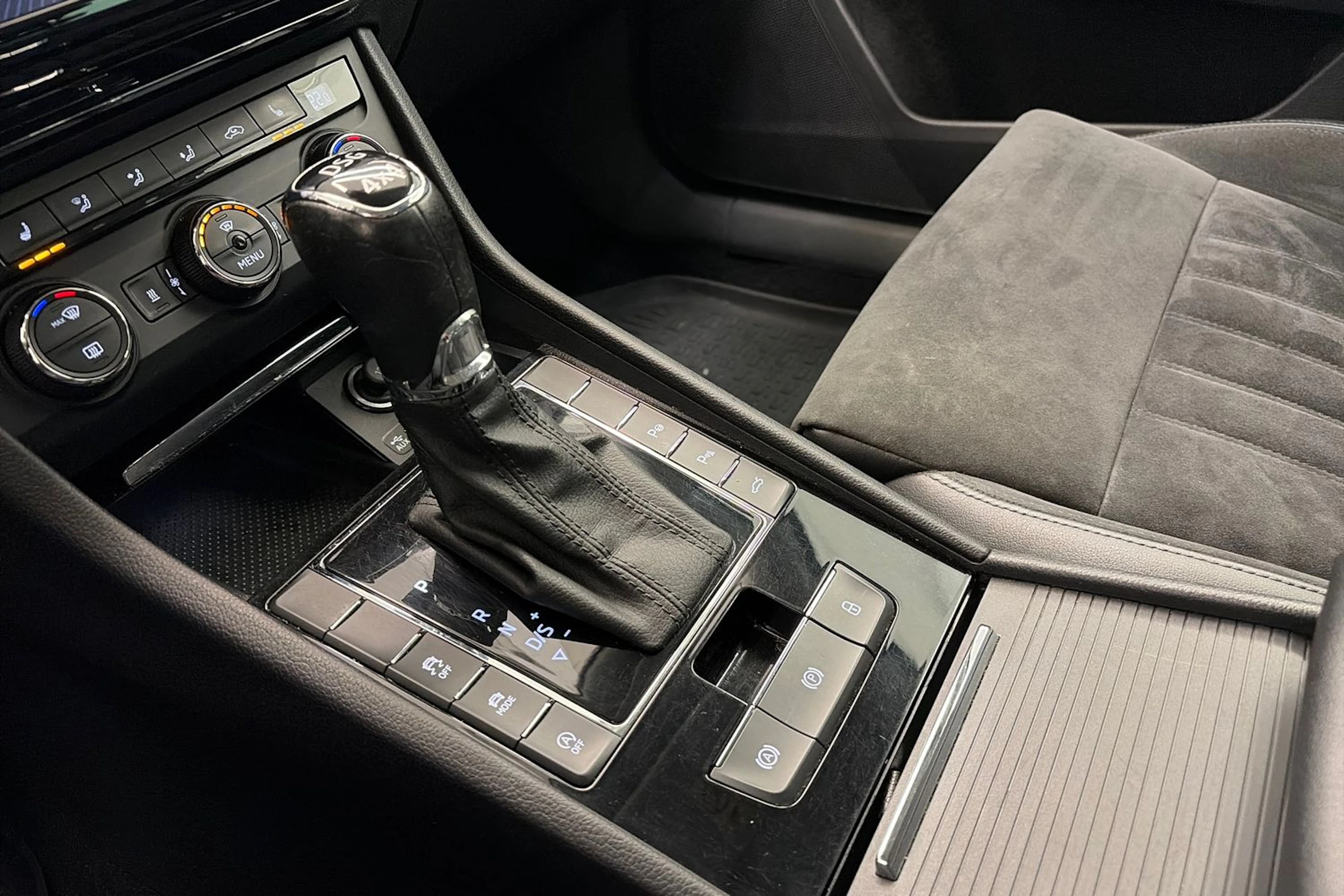 valkoinen Skoda Superb 2017 kuva 35.
