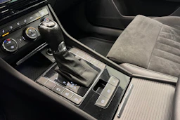 valkoinen Skoda Superb 2017 kuva 35.