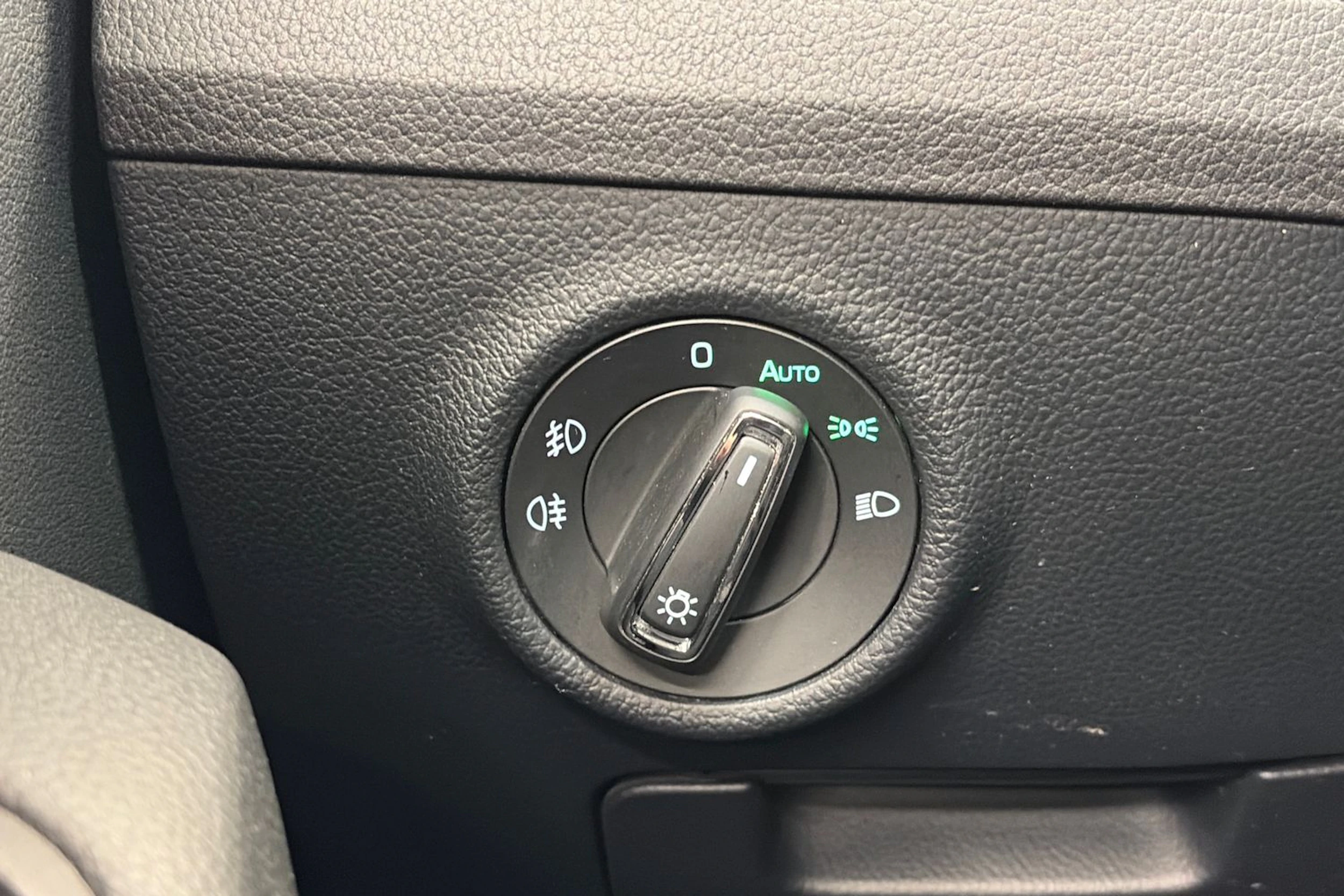 valkoinen Skoda Superb 2017 kuva 36.